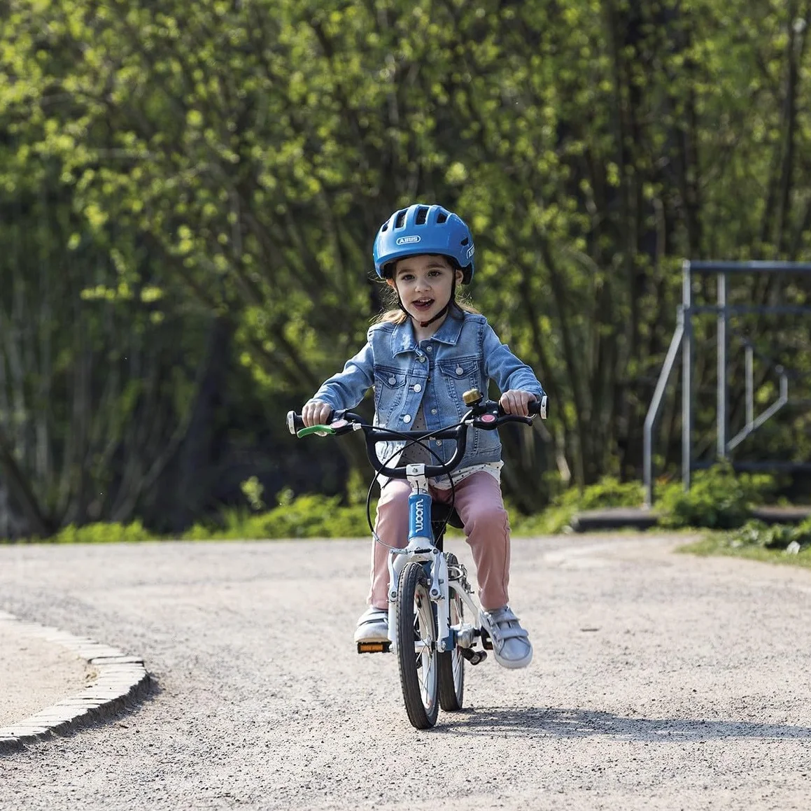 ABUS Casque pour enfants Smiley 3.0 LED - Casque de vélo avec lumière - Rose motif fraise, taille S (45-50 cm)