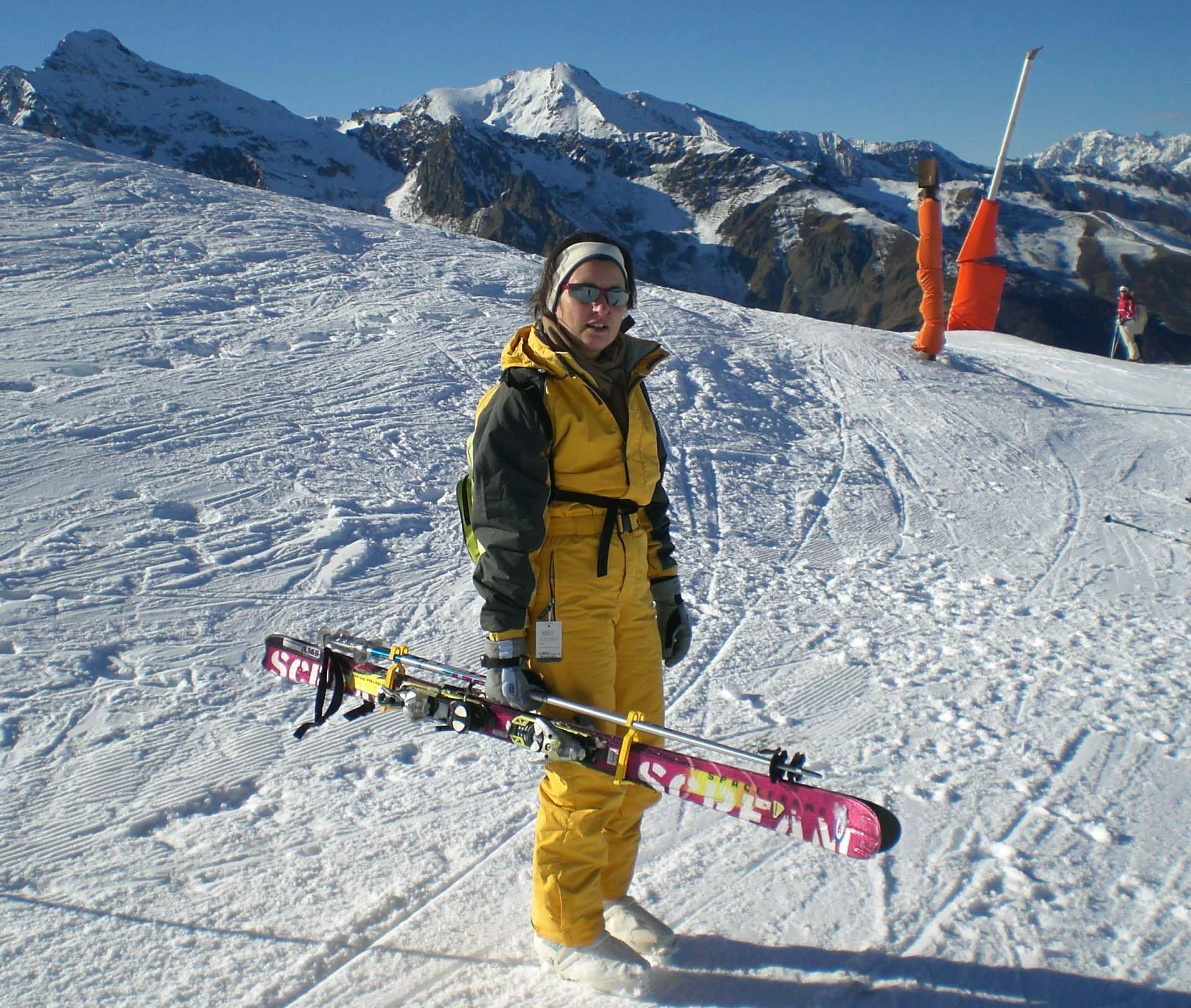 Système de porte skis et bâtons rapide et facile