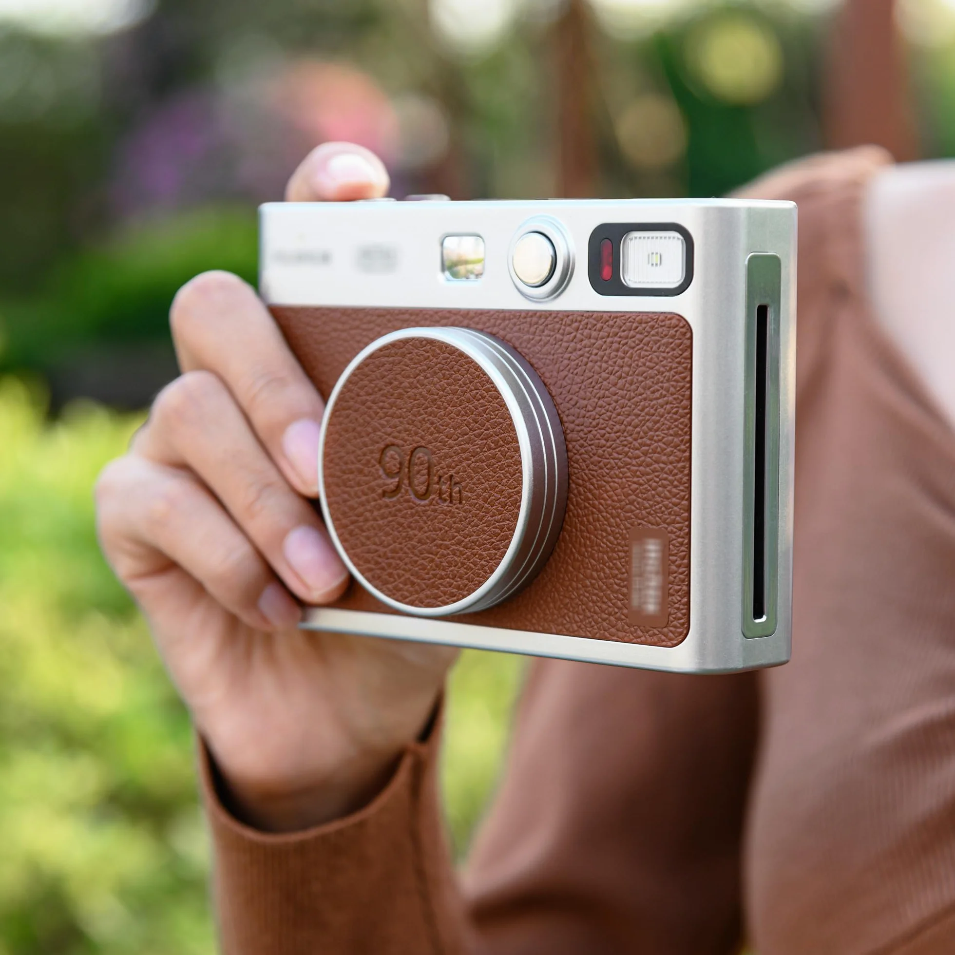 JJC Bouchon D'objectif en Métal pour Appareil Photo Fuji Instax Mini Evo, Accessoires Mini Evo en Aluminium avec Surface en Cuir et Intérieur en EVA Souple, Marron