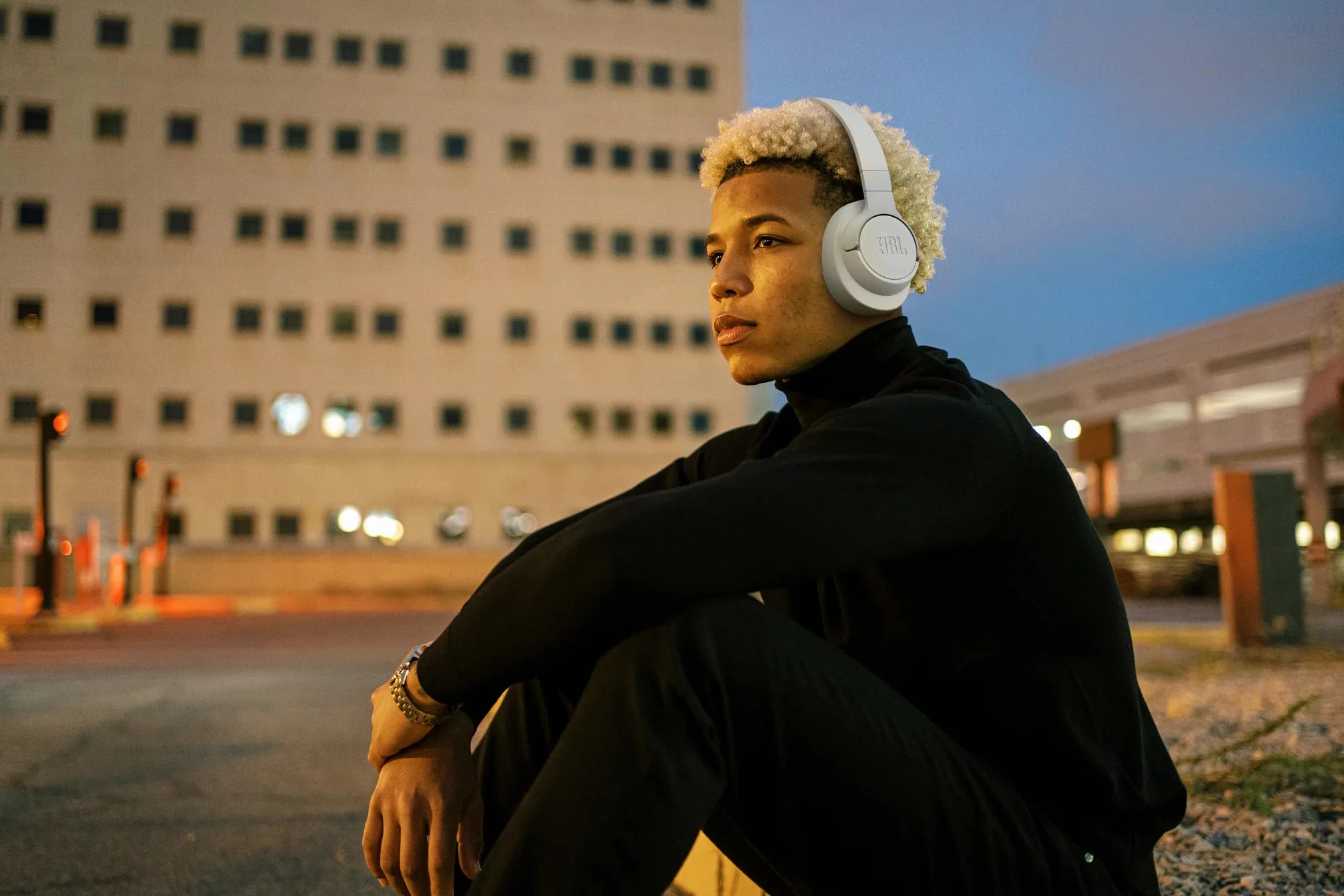 JBL Tune 720BT, casque audio sans fil, léger et confortable, Bluetooth 5.3, autonomie jusqu'à 76 h, charge rapide, son JBL Pure Bass, noir