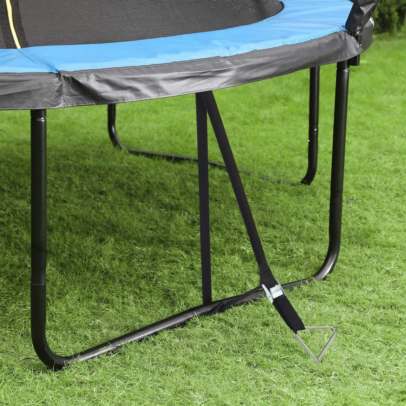 SONGMICS Set d'ancrage pour Trampoline, Lot de 4, Piquets Spiralés, Argent et Noir