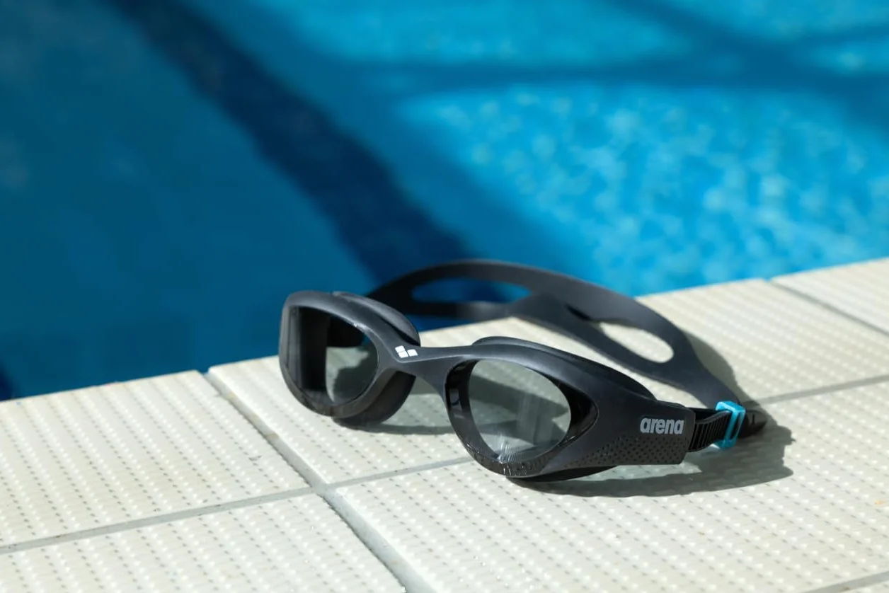 Arena Lunettes de Natation Adultes The One Antibuée Verres Larges Protection UV Pont Nez Auto-Ajustable