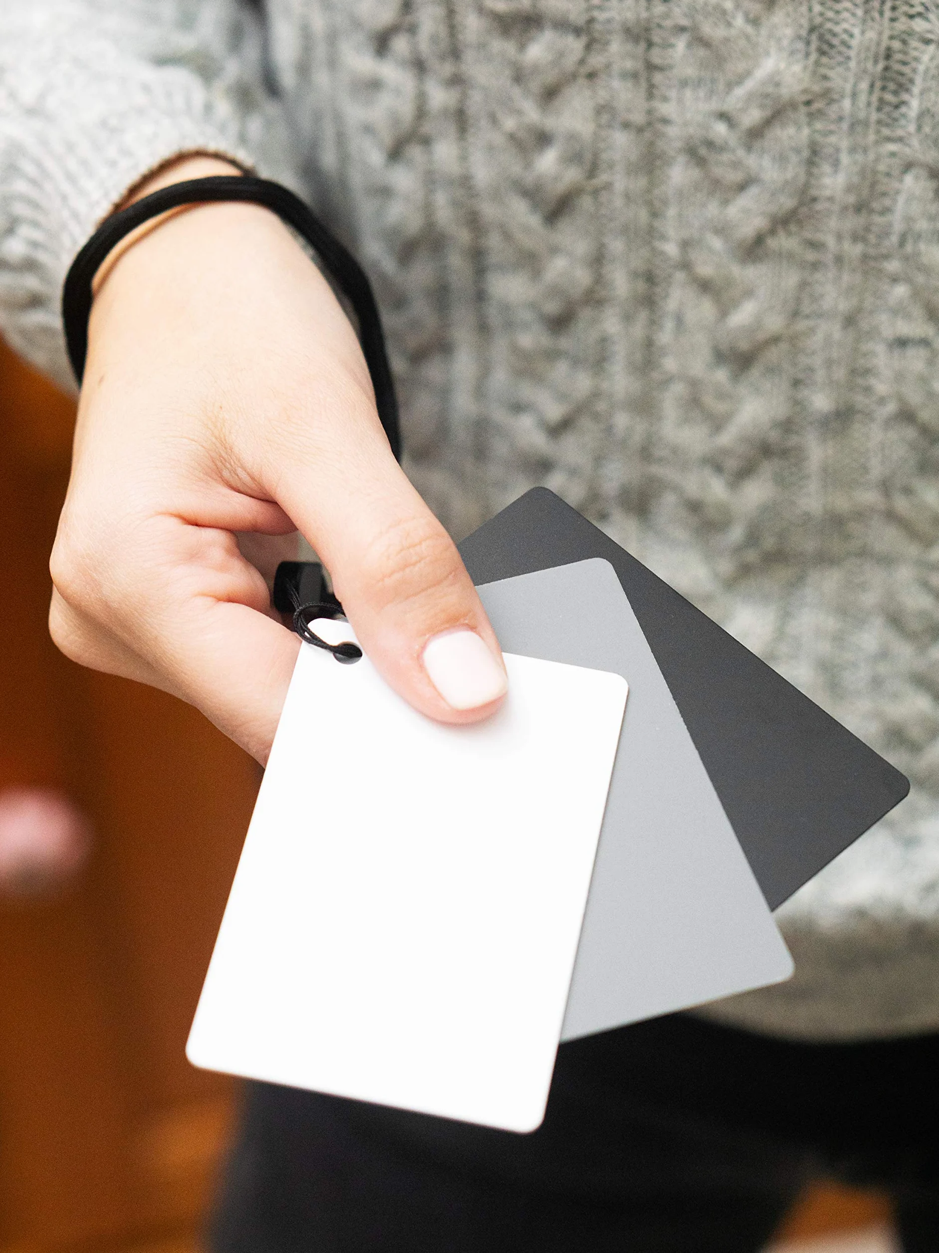 Grey Card. Carte Grise pour la Balance des Blancs Manuelle. Les Vraies Images Couleur en Photographie. en Format Carte bancaire avec Cordon de Transport.