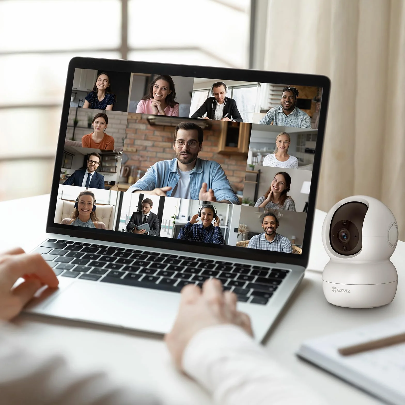 EZVIZ Caméra Surveillance WiFi Intérieure 360°, FHD 1080P, Camera WiFi 2.4Ghz, Vision Nocturne, Détection de Mouvement Suivi Intelligent, Audio Bidirectionnel, Compatible avec Alexa pour Bébé/Animaux